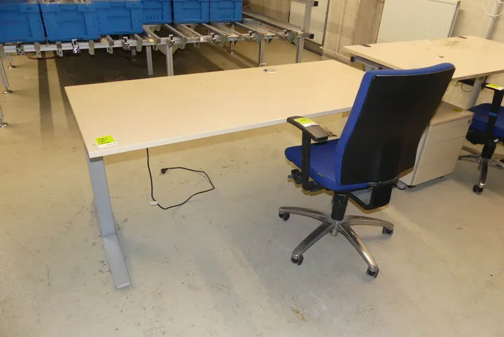 Elektrisch höhenverstellbarer Schreibtisch mit Bürostuhl Maße in cm ca.: 180 x 80